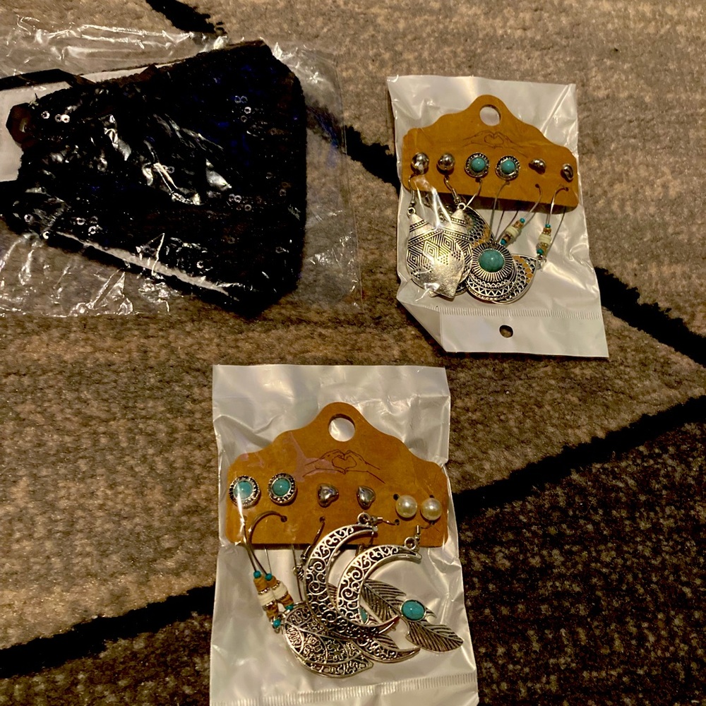 Bundle accessories for women. Face mask and earrings.
